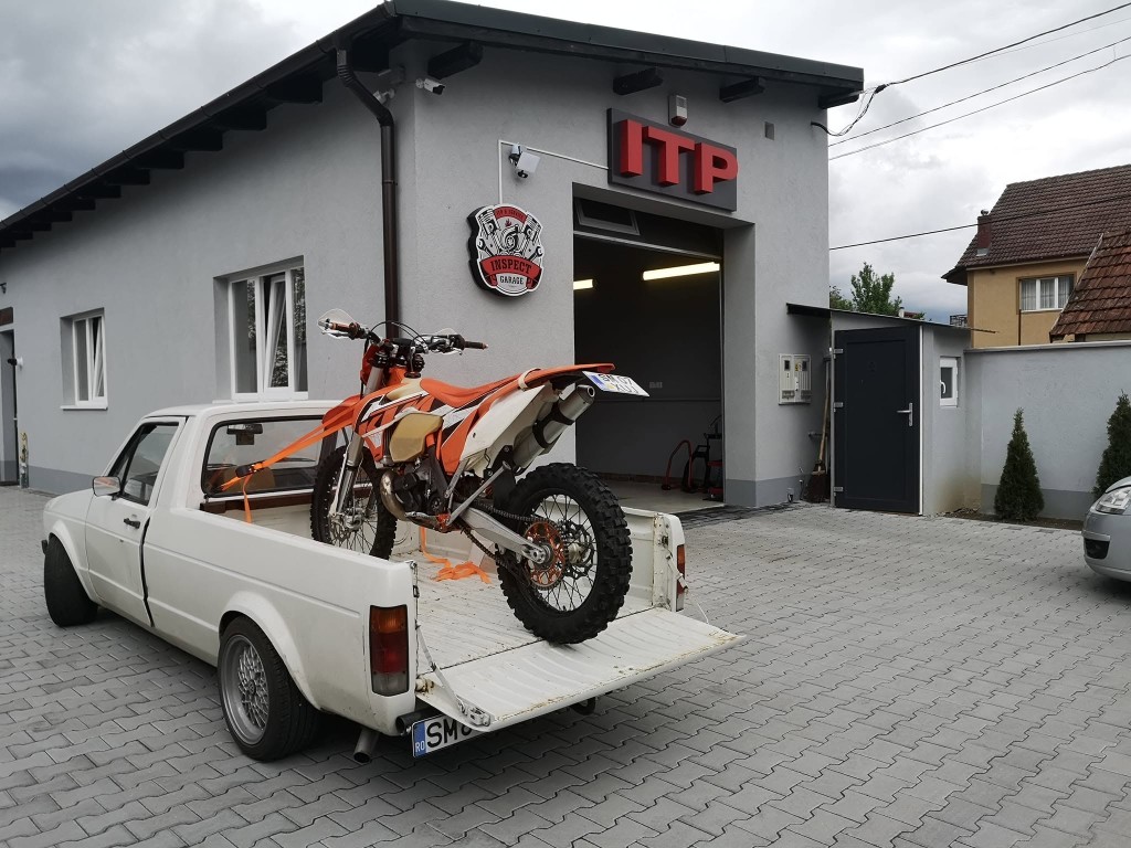 Stația ITP cu autoutilitară VW și motocicletă pe platformă