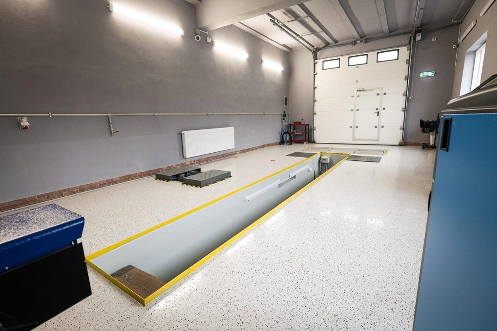 Interior curat al stației — canal de inspecție și echipamente moderne