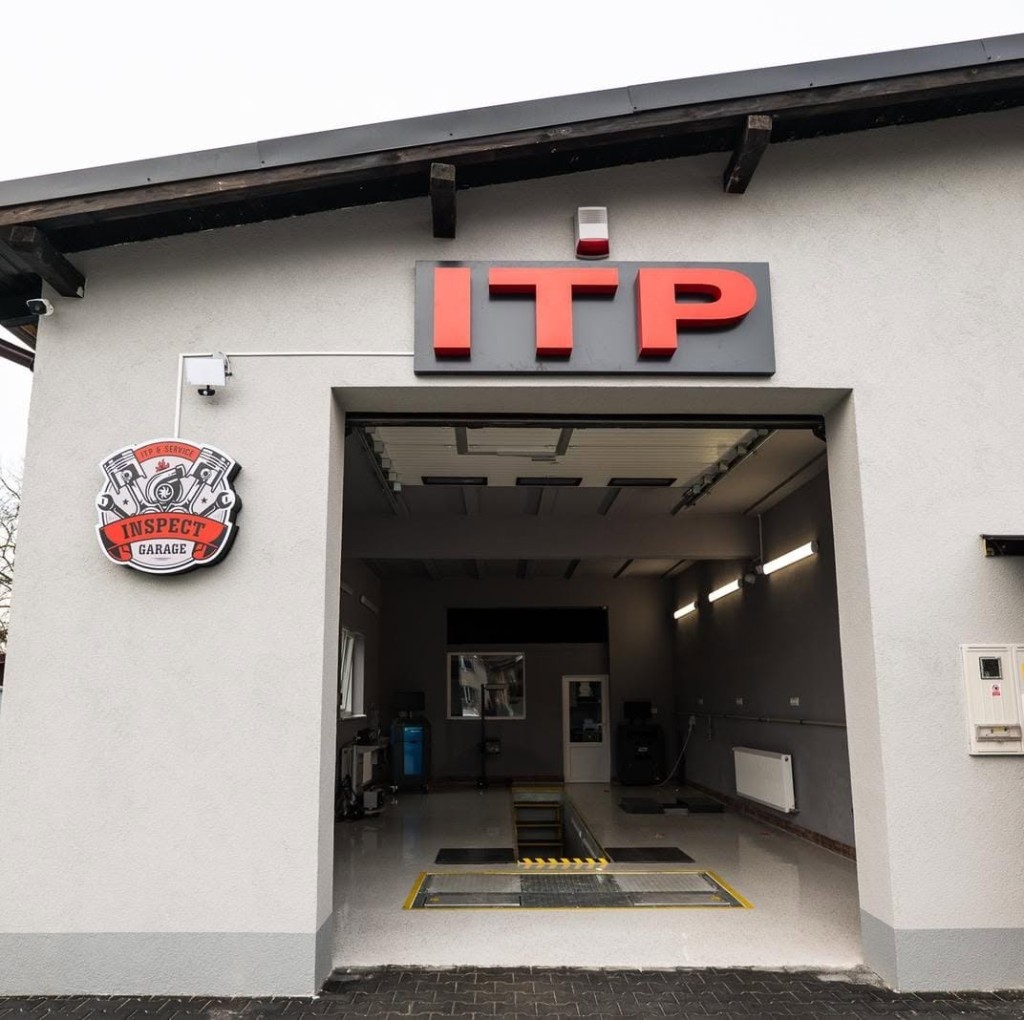Interiorul modern al stației ITP Inspect Garage cu canal de inspecție